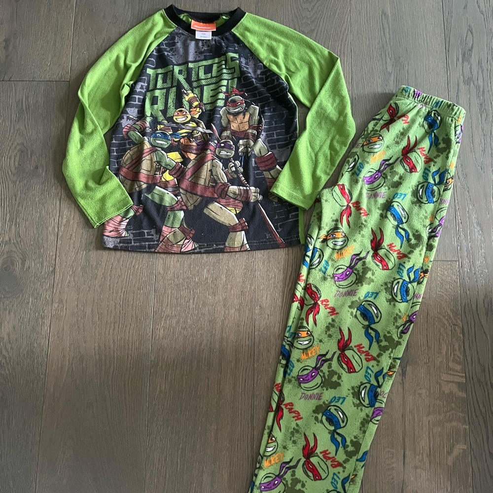 Ninja turtles fleece 2 piece pj set GUC sz 7/8